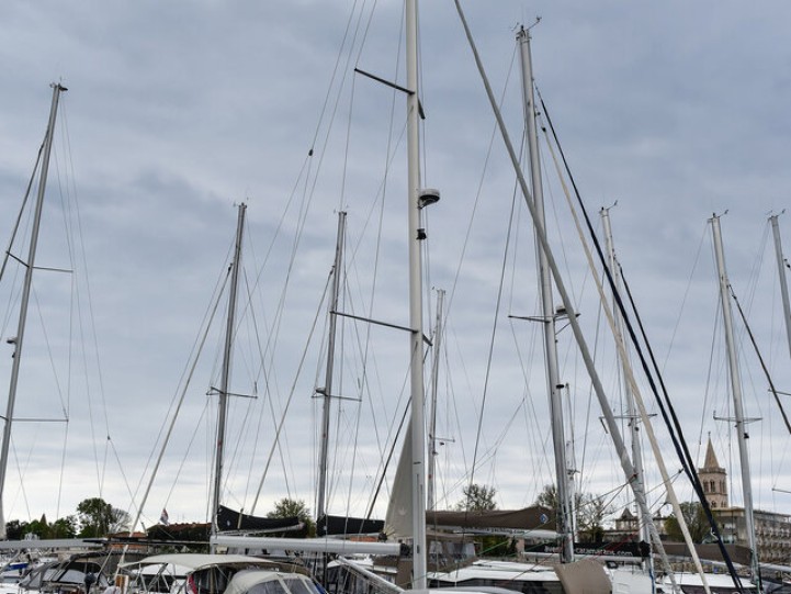 Rent a Bavaria Cruiser 46 Zadar
