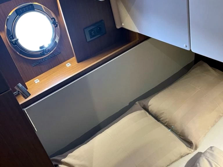 Bareboat Rental Luxury Yacht Bénéteau with a boat licence