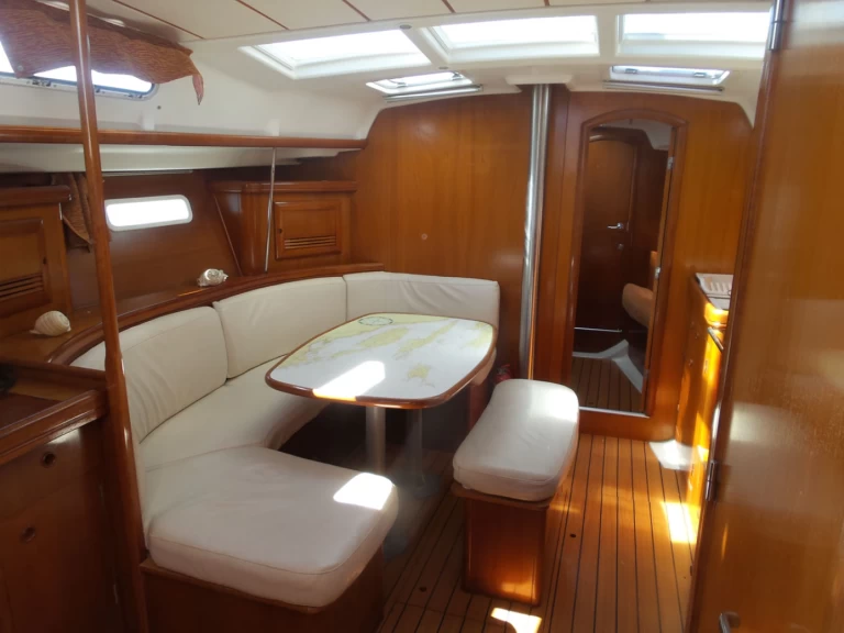 Yacht charter Split cheap Oceanis 393 Clipper