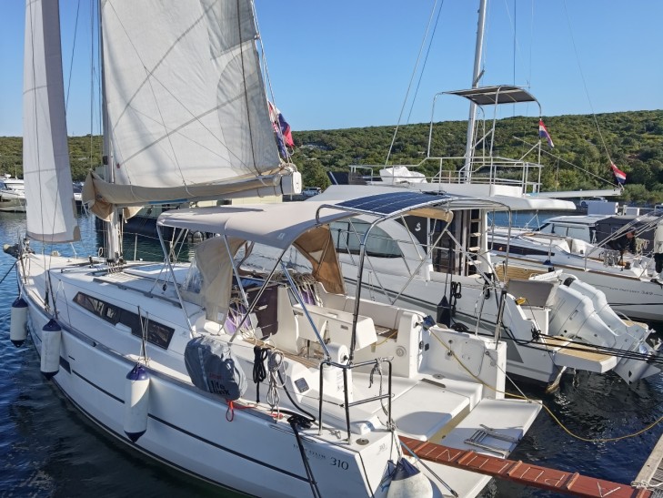 Bareboat Rental Sailboat Dufour with a boat licence