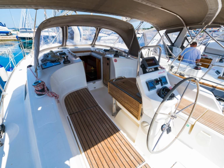 Rent a Bavaria Cruiser 36 Biograd na Moru