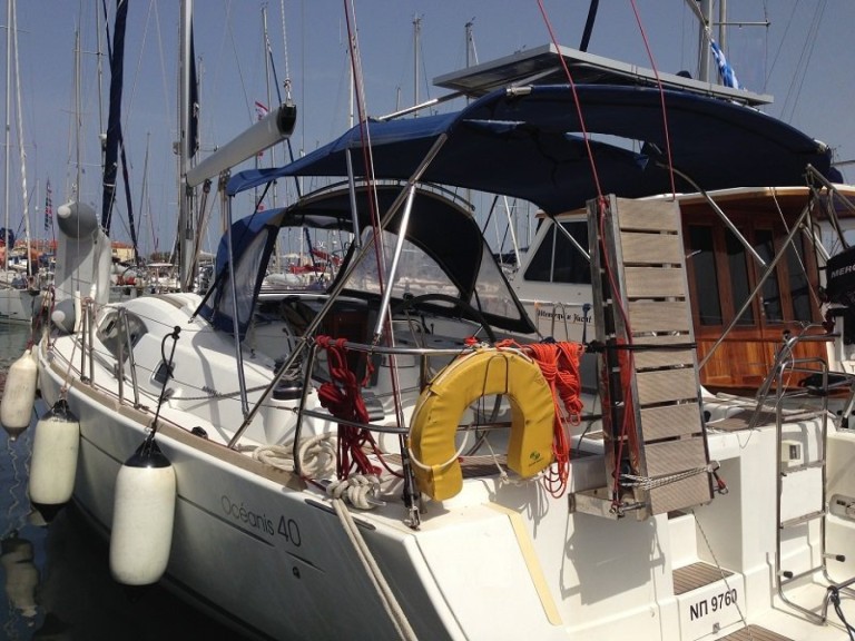 Sailboat rental in Lávrio - Bénéteau Oceanis 40