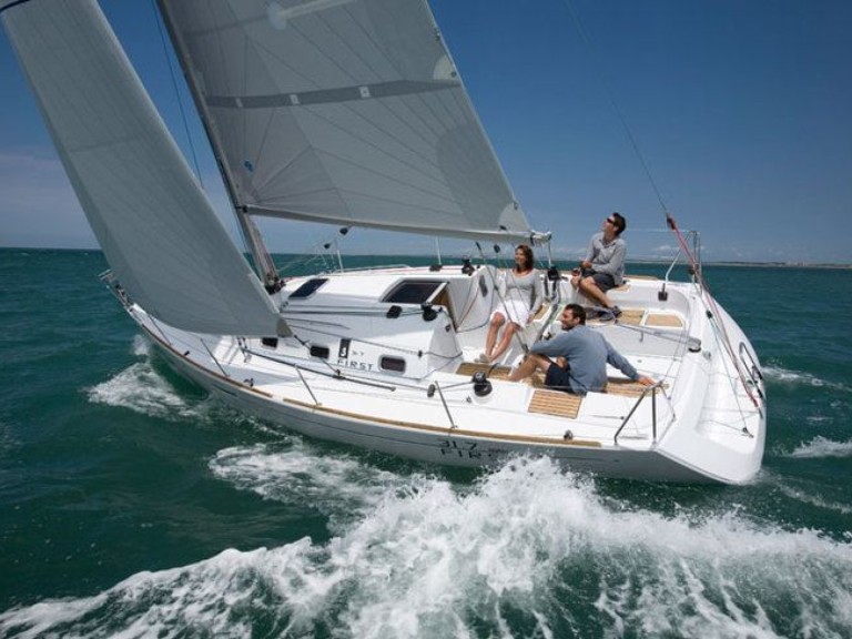 Sailboat rental in Arzon - 4 First 31.7
