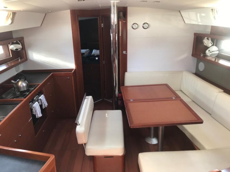 Boat rental Bénéteau Oceanis 45 in Palma de Mallorca on Samboat