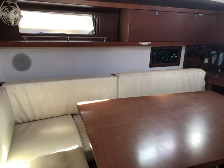 Boat rental Bénéteau Oceanis 45 in Palma de Mallorca on Samboat