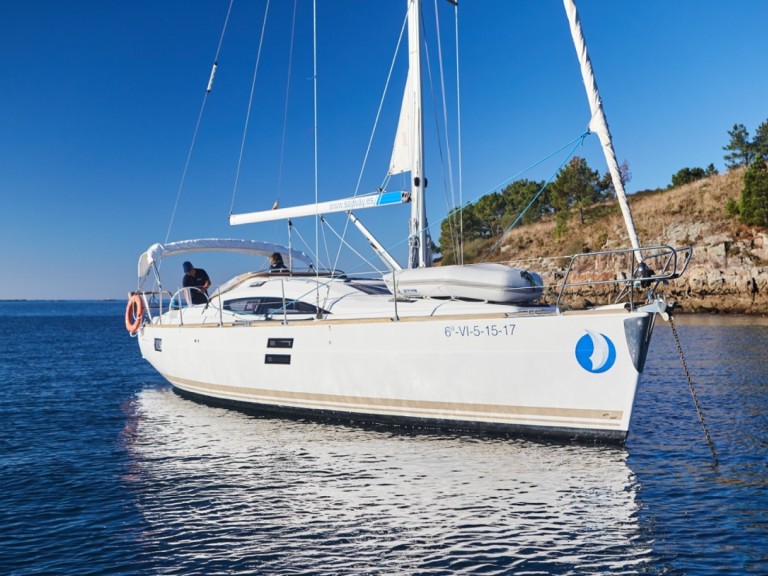 Sailboat for rent Vigo at the best price