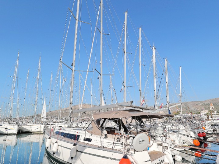 Sailboat rental in Pula - Bavaria Cruiser 37