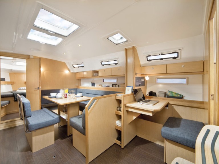 Sailboat rental in Préveza - Bavaria Bavaria 40 Cruiser