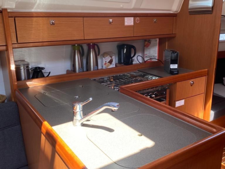 Sailboat rental in Lelystad - Bavaria Cruiser 37