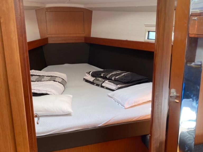 Bareboat Rental Sailboat Bavaria with a boat licence