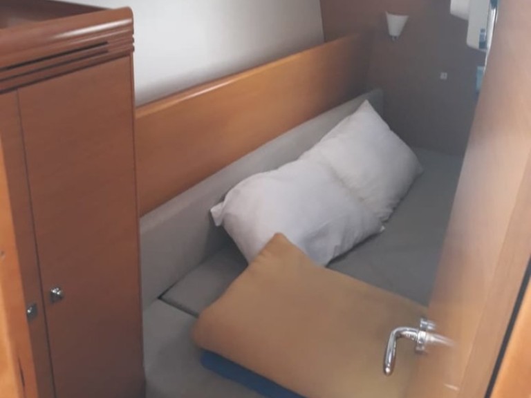 Rent a Jeanneau Sun Odyssey 33i Gouvia