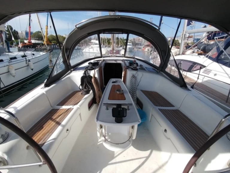 Bénéteau Oceanis 43 in Eleusis on SamBoat