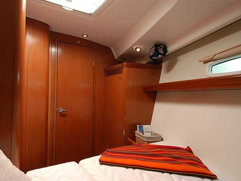 Bénéteau Oceanis 43 in Portimão on SamBoat