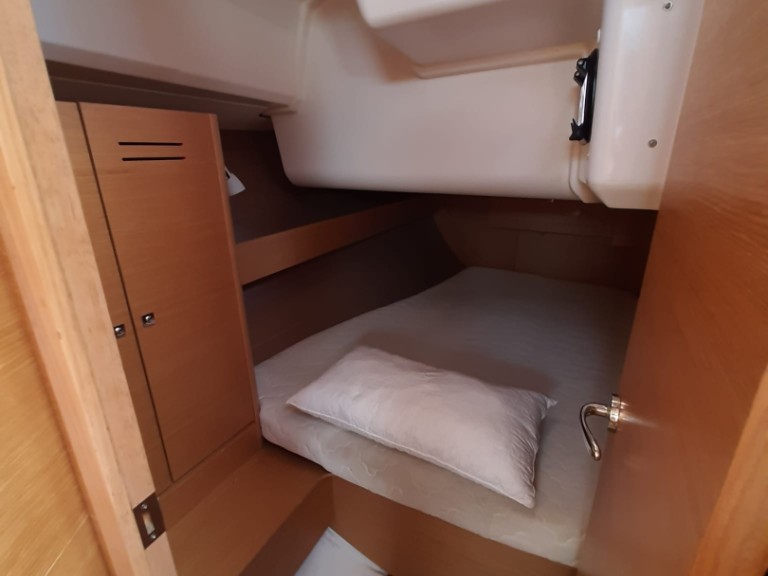 Sailboat for rent Furnari at the best price