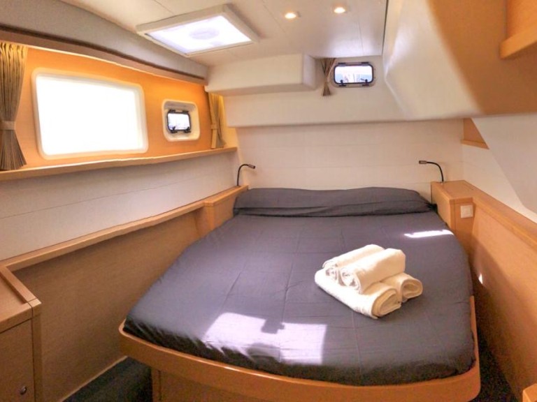 Boat rental Lagoon Lagoon 450 F in Sant Antoni de Portmany on Samboat