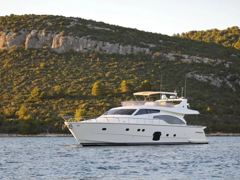 Rent a Ferretti Ferretti Yachts 681 Split