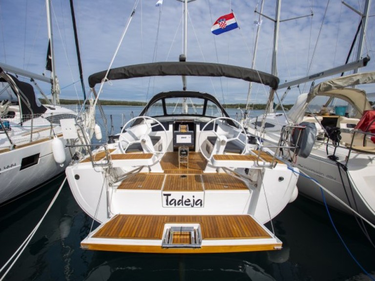 Sailboat rental in Pula - Hanse Hanse 388