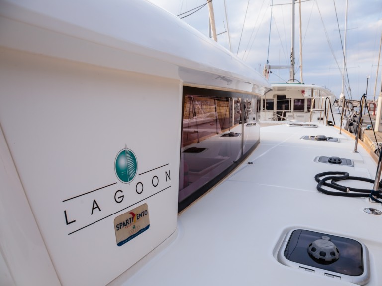 Catamaran rental in Furnari - Lagoon Lagoon 400 S2