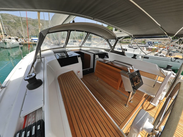 Sailboat for rent Komolac at the best price