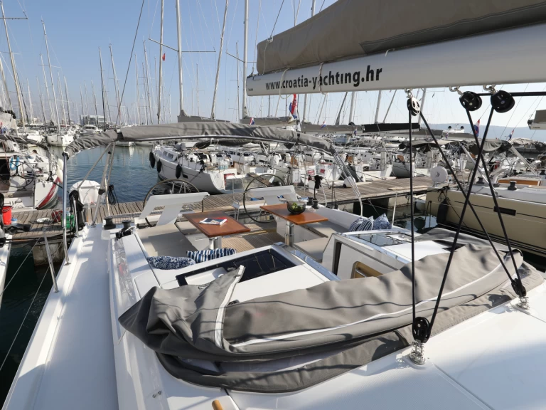 Sailboat for rent Komolac at the best price
