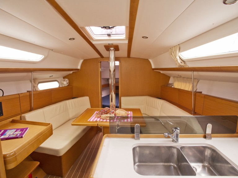 Jeanneau Sun Odyssey 36i in Deme of Volos on SamBoat