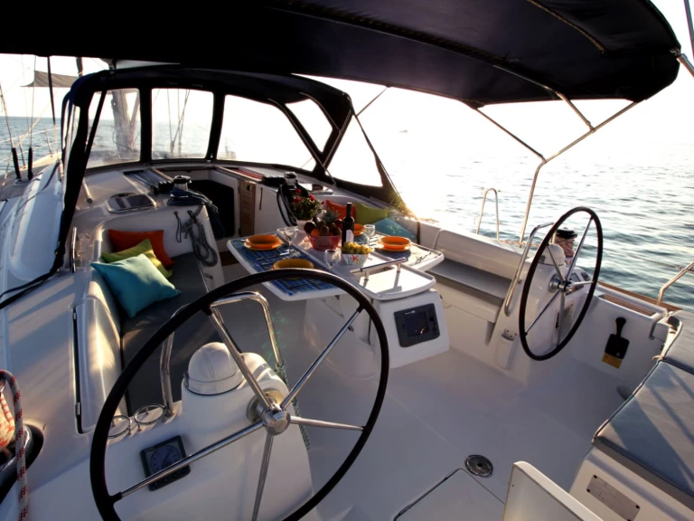 Rent a Bénéteau Oceanis 54 Alimos