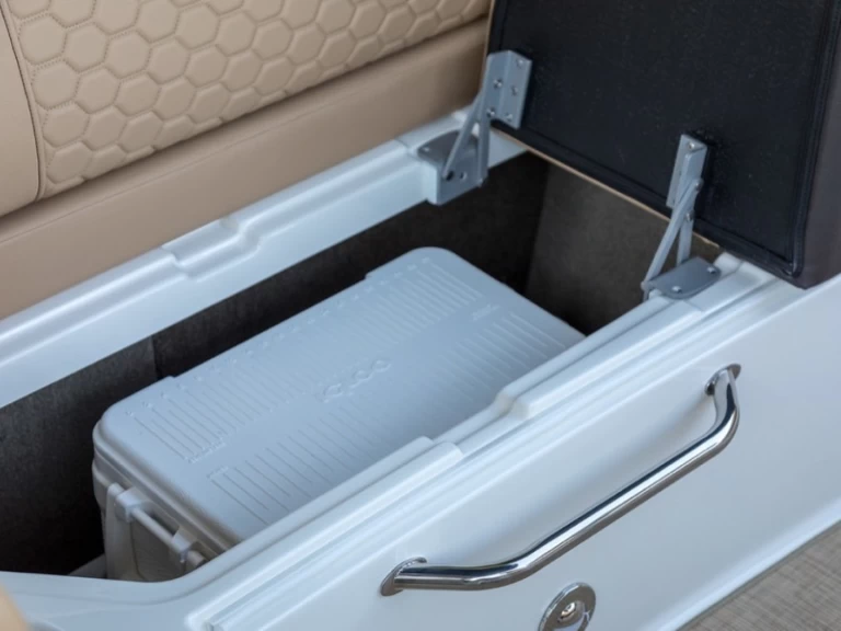 Sea Ray Sea Ray SDX 270 in Tribunj on SamBoat