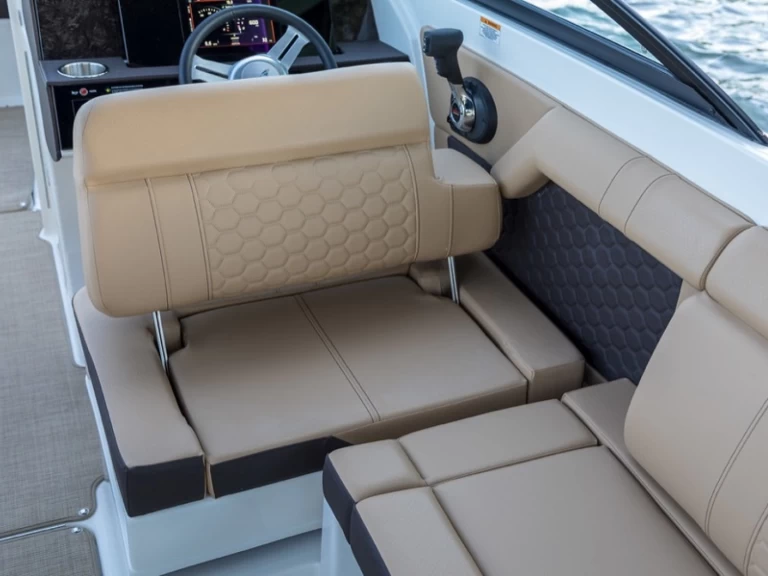 Bareboat Rental Motorboat Sea Ray with a boat licence