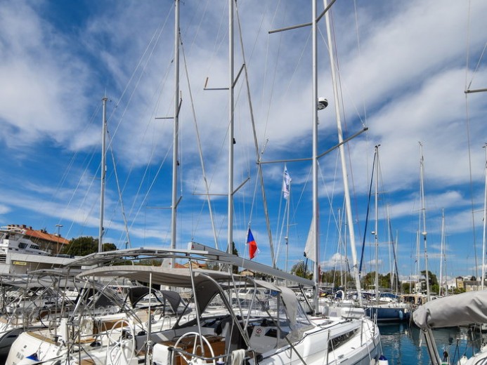 Boat rental Bénéteau Oceanis 40.1 in Zadar on Samboat