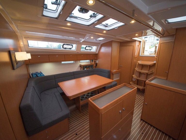 Sailboat for rent Alimos at the best price