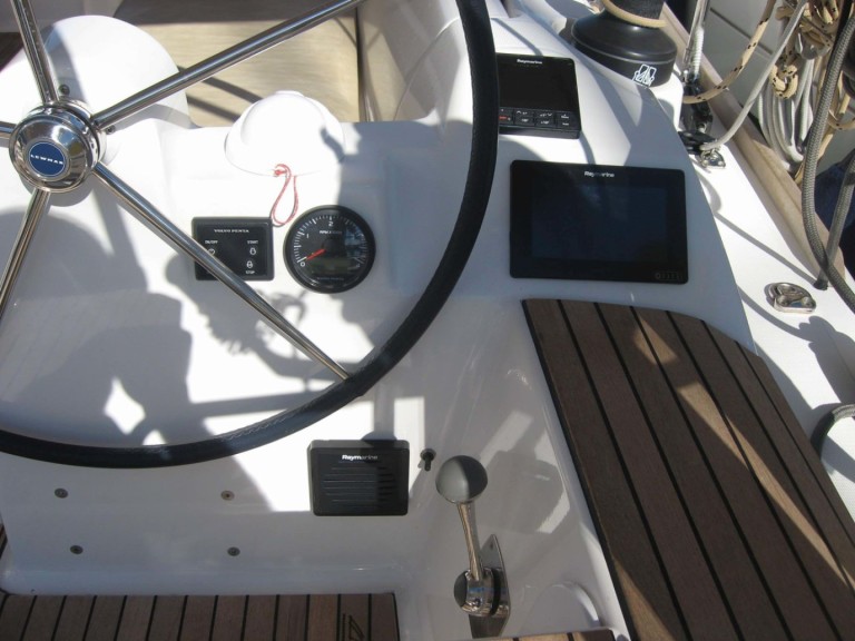 Sailboat for rent Alimos at the best price