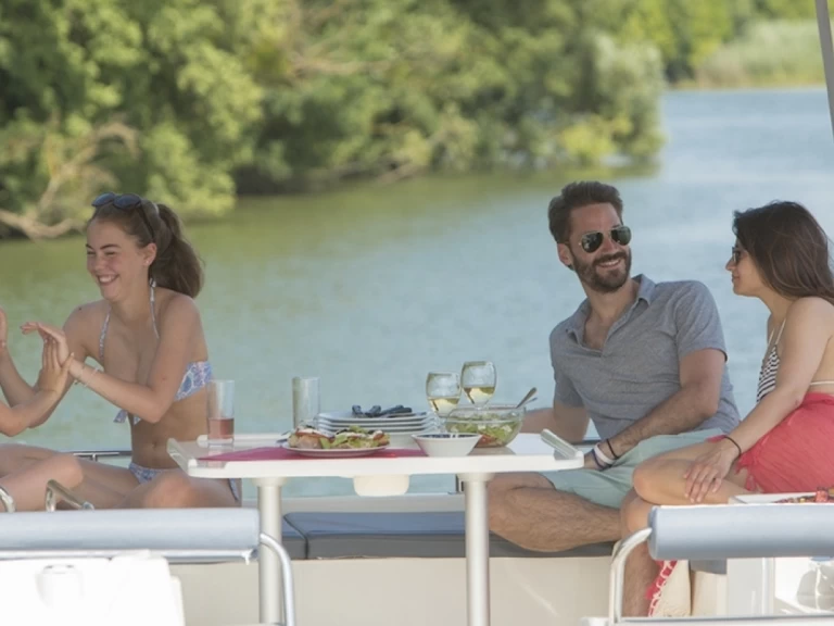 Boat rental Premier Horizon 1 in Decize on Samboat