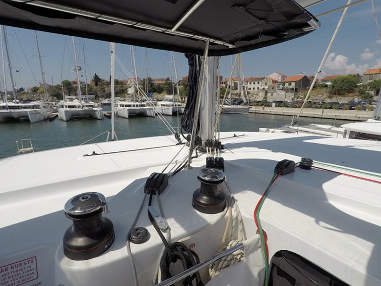 Lagoon Lagoon 42 in Mandalina Marina on SamBoat