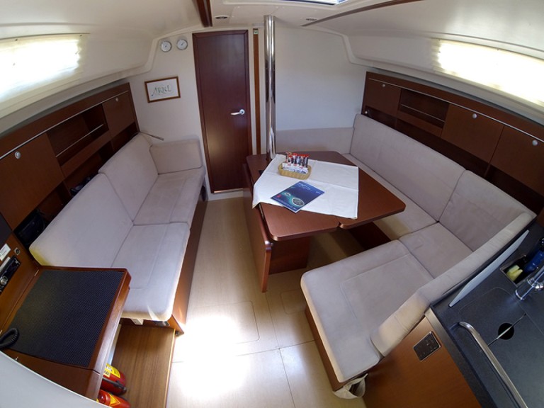 Hanse Hanse 385 in Šibenik on SamBoat