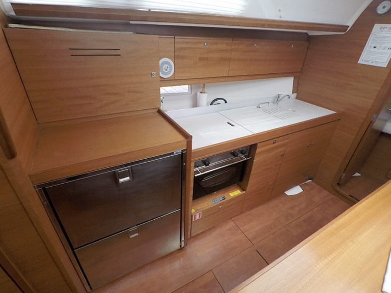 Sailboat for rent Šibenik at the best price