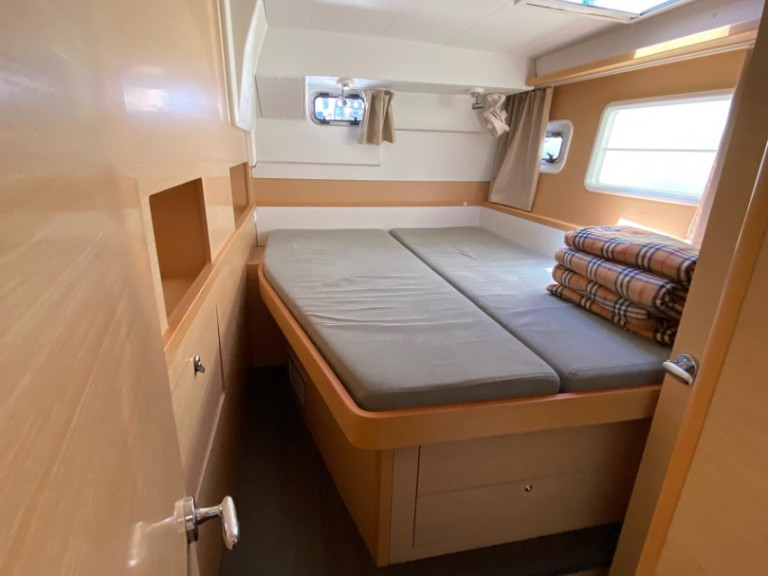 Catamaran rental in Alimos - Lagoon Lagoon 400 S2