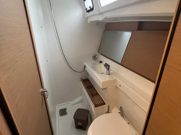 Bareboat Rental Sailboat Jeanneau with a boat licence