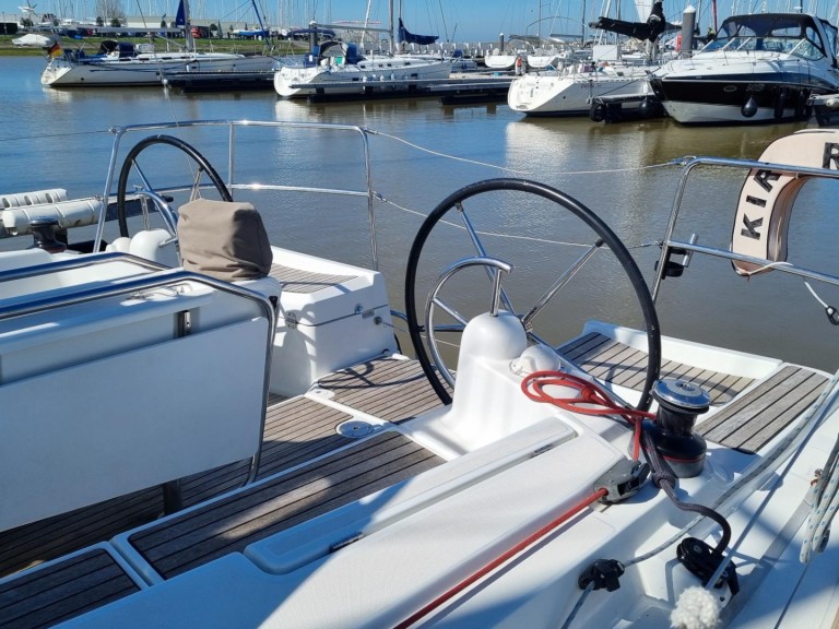 Jeanneau Sun Odyssey 379 in La Trinité-sur-Mer on SamBoat