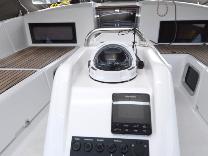 Sailboat rental with or without captain Jeanneau Komolac