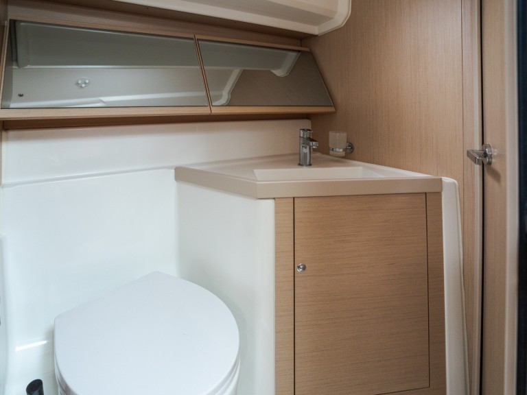 Rent a Bénéteau Oceanis 40.1 Castiglioncello