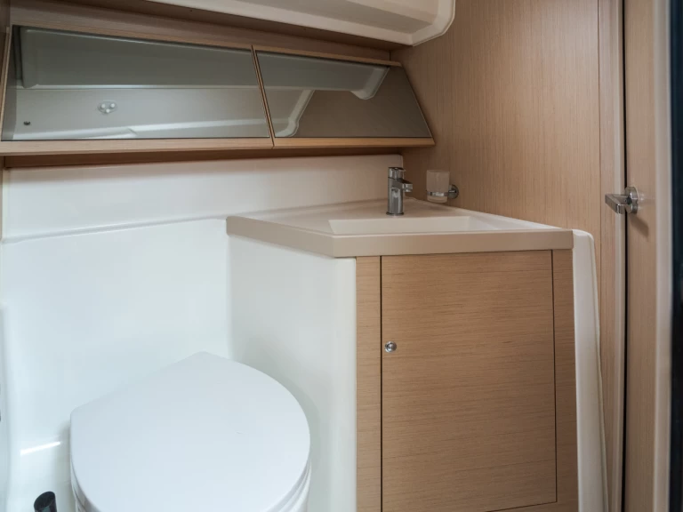 Rent a Bénéteau Oceanis 40.1 Castiglioncello