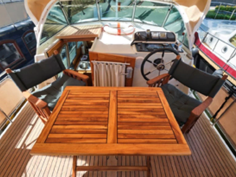 Bareboat Rental Houseboat FB-Yachtcharter with a boat licence