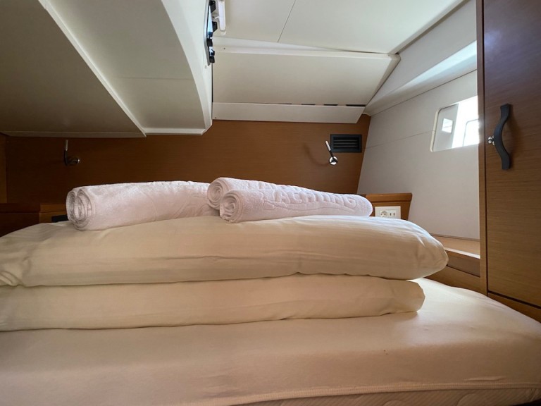 Sailboat for rent Šibenik at the best price
