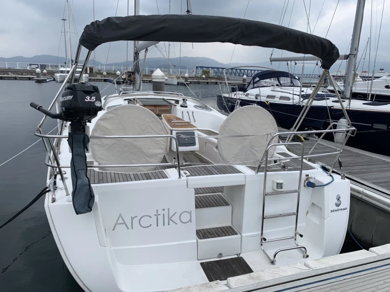 Rent a Bénéteau Oceanis 40 Vigo