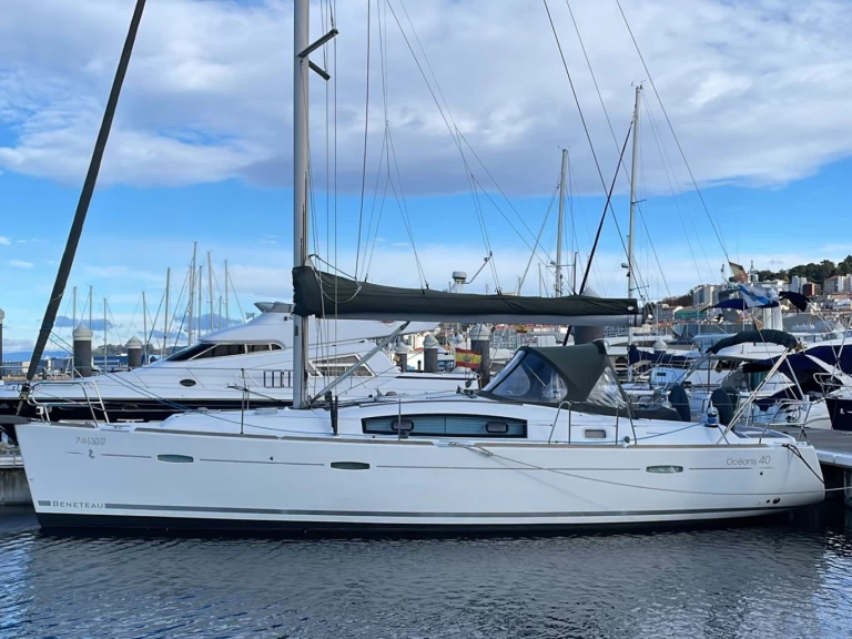 Yacht charter Vigo cheap Oceanis 40