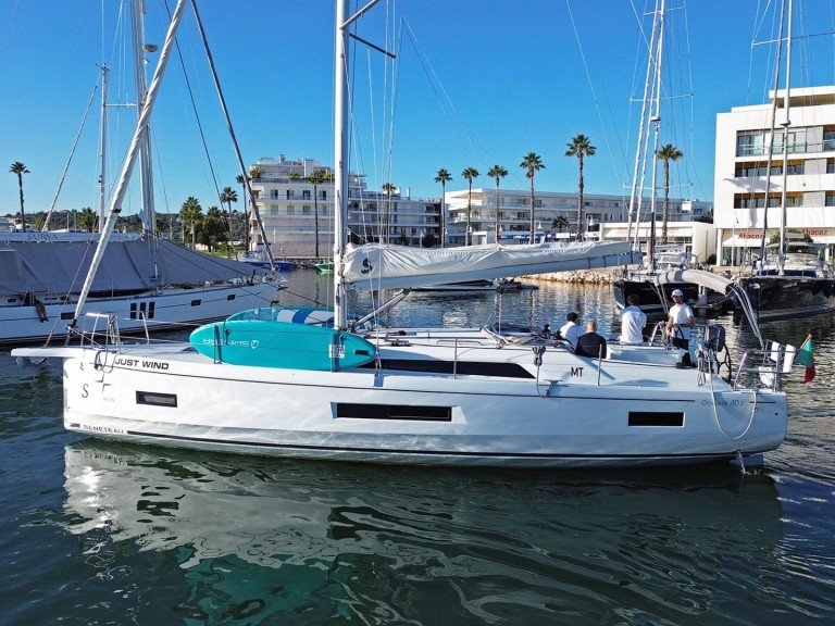 Sailboat rental in Lagos - Bénéteau Oceanis 40.1