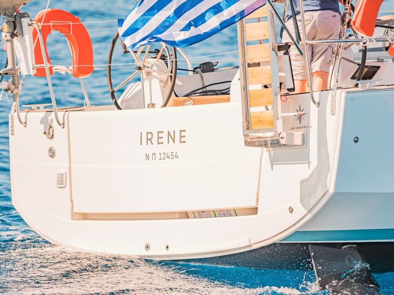 Jeanneau Sun Odyssey 410 in Alimos on SamBoat