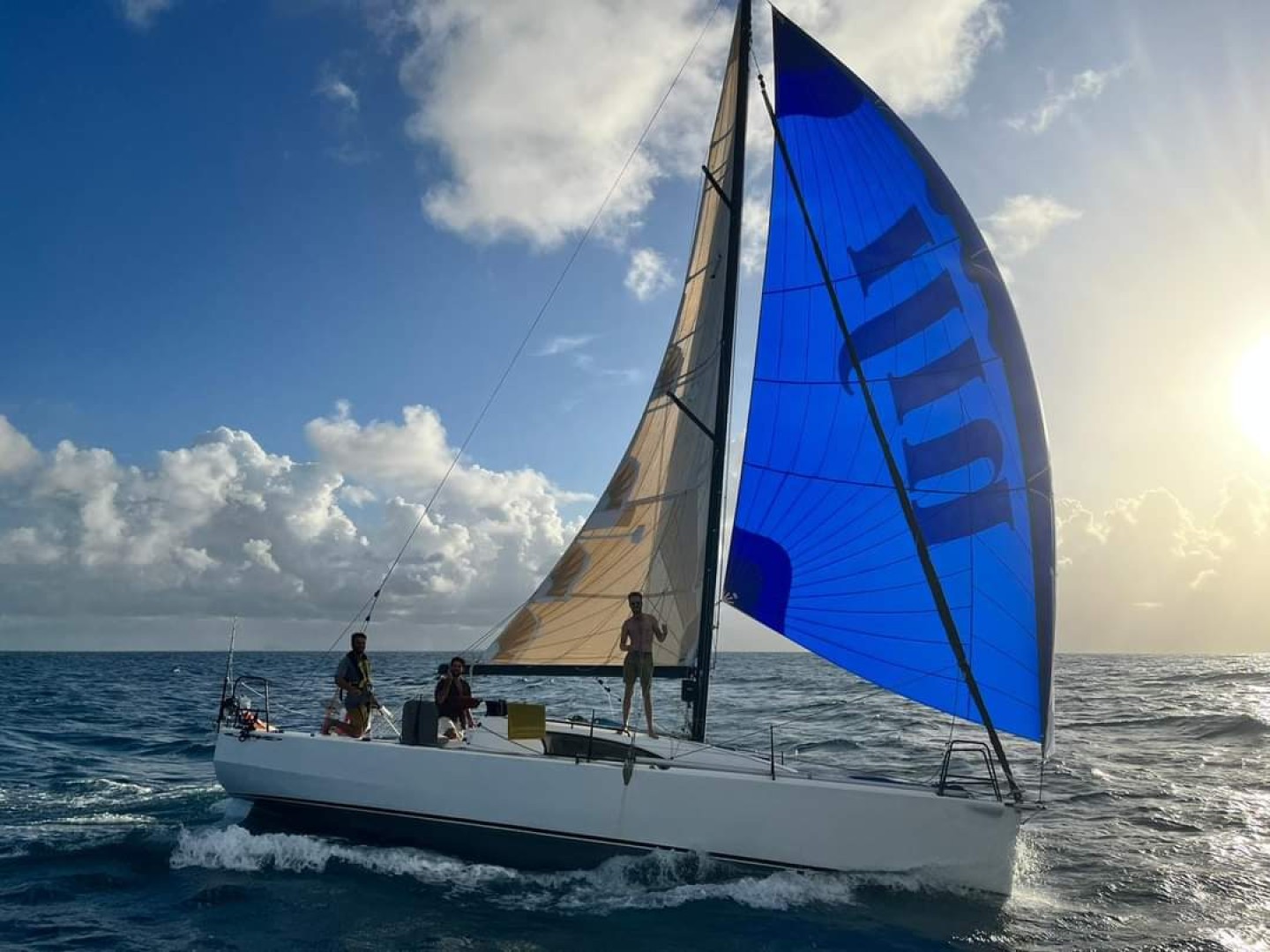 シャガール Rent a Sailboat Jpk 1010 in Arzon (UTOPIA 2) | SamBoat