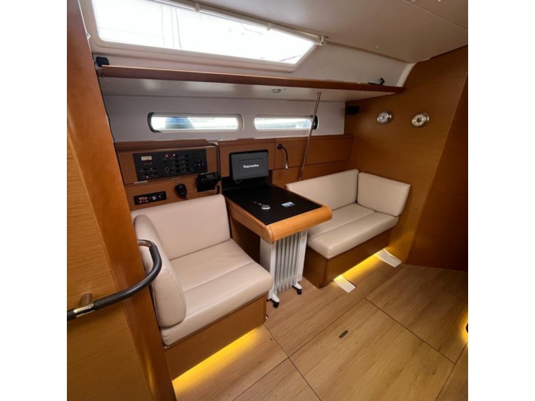 Sailboat rental with or without captain Jeanneau Hyères