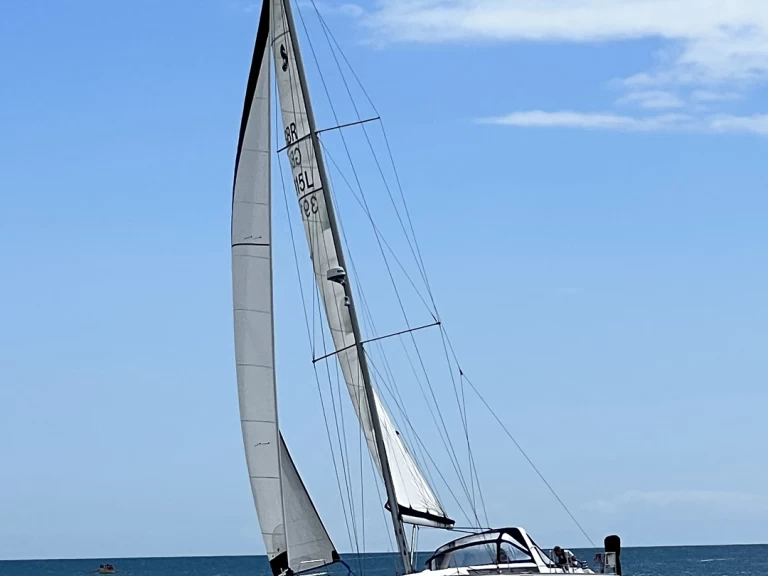 Bénéteau Oceanis 45 in Weymouth on SamBoat